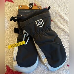New with tags HESTRA women’s Heli Ski Mitt, size 8.